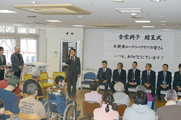 花園学院へ食堂椅子を贈呈